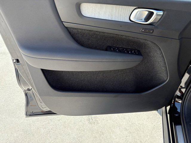 Photo of 2025 Onyx Black Metallic Volvo XC40