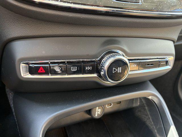 Photo of 2025 Onyx Black Metallic Volvo XC40