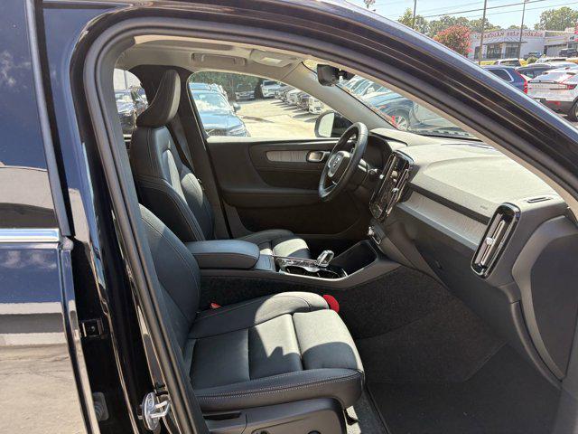 Photo of 2025 Onyx Black Metallic Volvo XC40