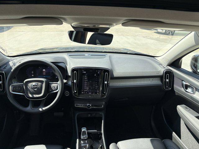 Photo of 2025 Onyx Black Metallic Volvo XC40