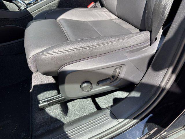 Photo of 2025 Onyx Black Metallic Volvo XC40