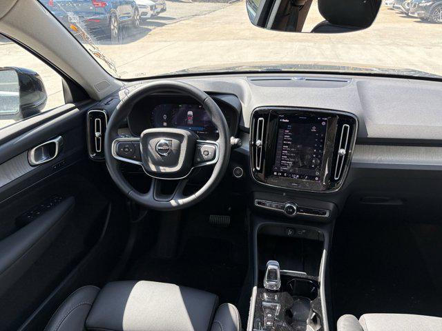 Photo of 2025 Onyx Black Metallic Volvo XC40