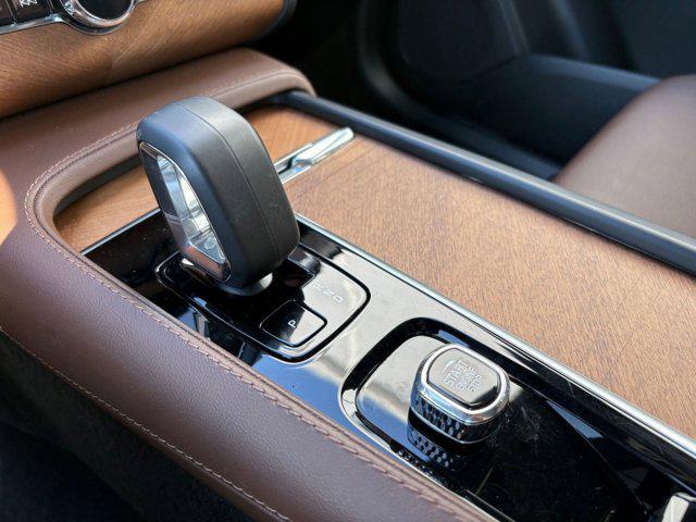 Photo of 2023 Crystal White Metallic Volvo XC90