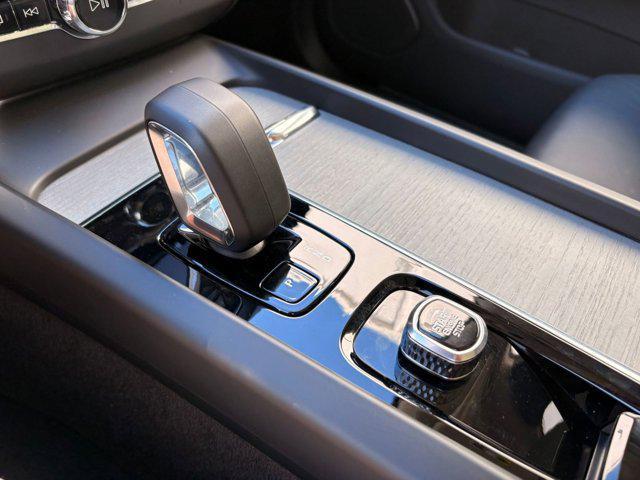 Photo of 2025 Denim Blue Metallic Volvo XC60