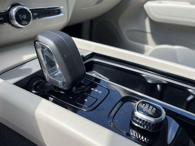Photo of 2024 Crystal White Metallic Volvo XC60