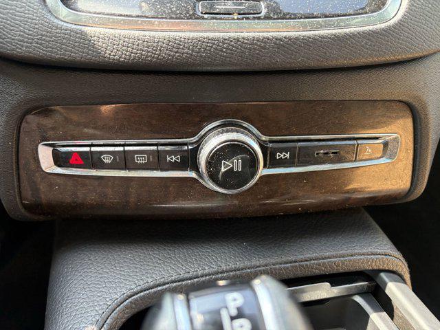 Photo of 2016 Luminous Sand Metallic Volvo XC90