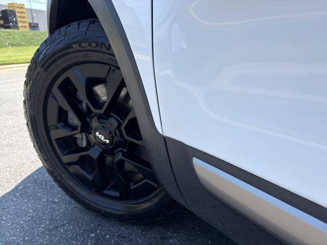 Photo of 2023 Glacial White Pearl Kia Telluride