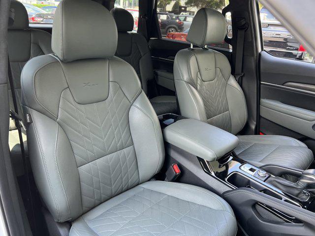 Photo of 2023 Glacial White Pearl Kia Telluride