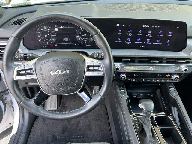 Photo of 2023 Glacial White Pearl Kia Telluride