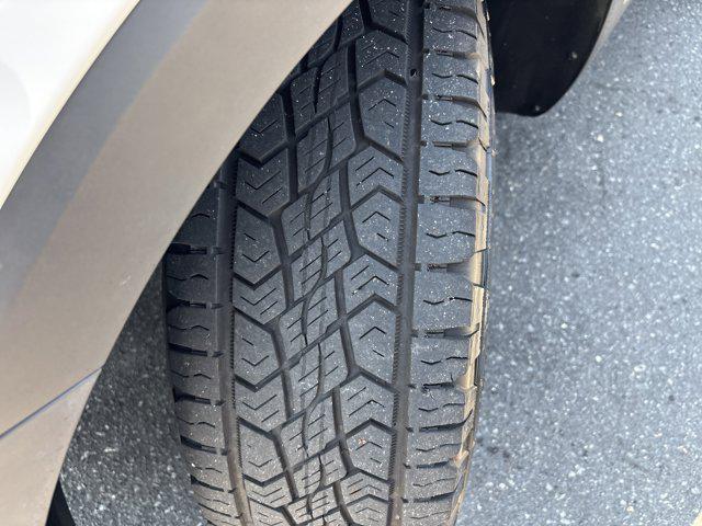 Photo of 2023 Glacial White Pearl Kia Telluride