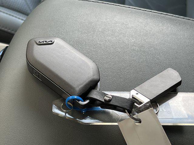 Photo of 2023 Glacial White Pearl Kia Telluride