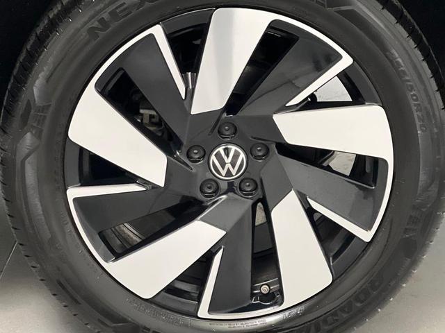 Photo of 2024 Silver Mist Metallic Volkswagen Atlas Cross Sport
