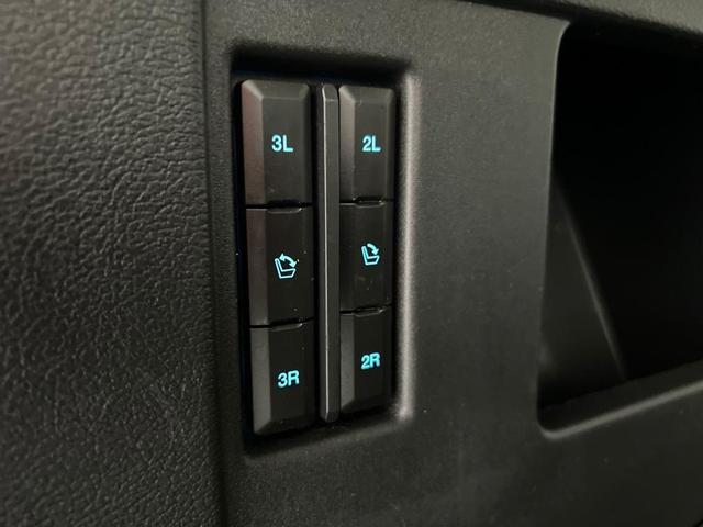 Photo of 2023 White Metallic Ford Expedition Max