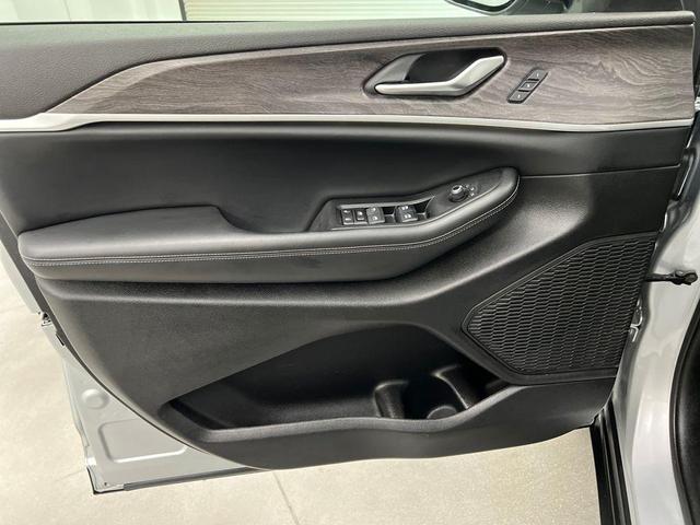 Photo of 2024 Silver Zynith Jeep Grand Cherokee L
