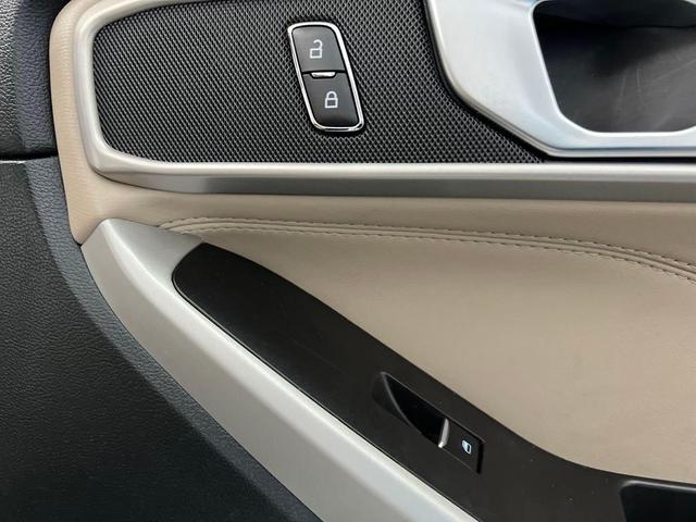 Photo of 2024 White Ford Explorer