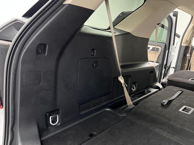 Photo of 2024 White Ford Explorer