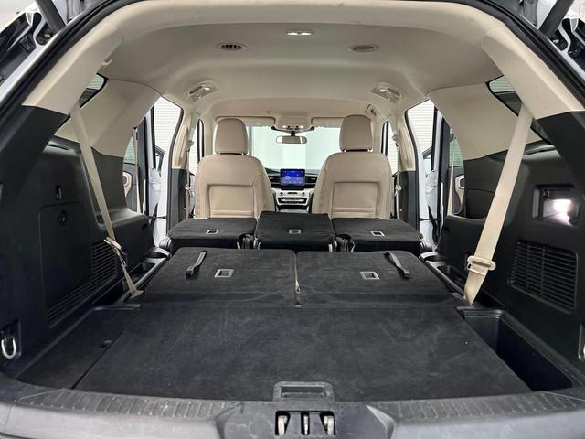Photo of 2024 White Ford Explorer