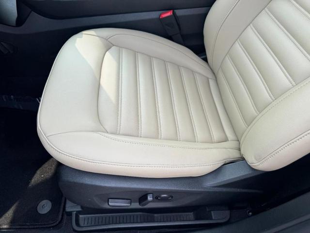 Photo of 2023 Atlas Blue Metallic Ford Edge
