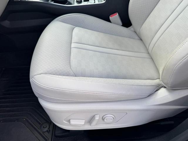 Photo of 2025 Glacial White Pearl Kia Sorento