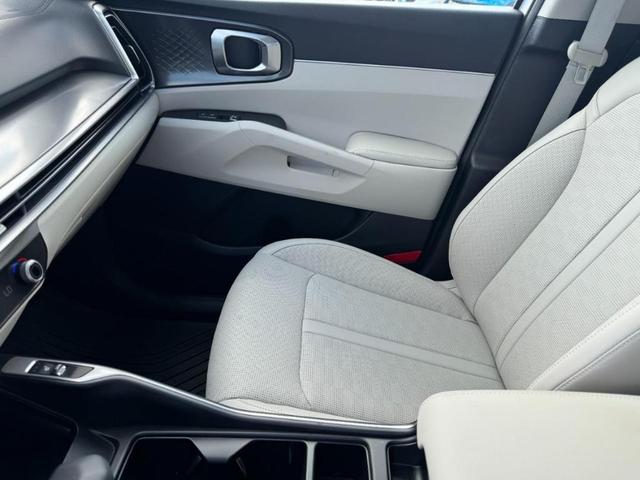 Photo of 2025 Glacial White Pearl Kia Sorento