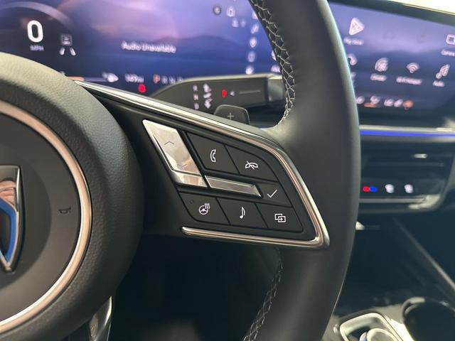 Photo of 2025 White Frost Tricoat Buick Envision