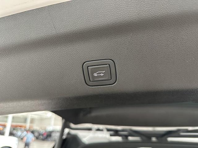 Photo of 2024 White Frost Tricoat GMC Yukon XL