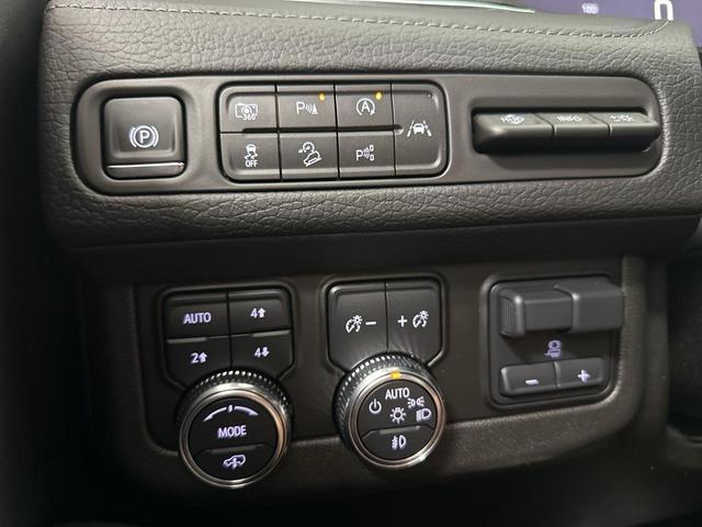 Photo of 2024 White Frost Tricoat GMC Yukon XL