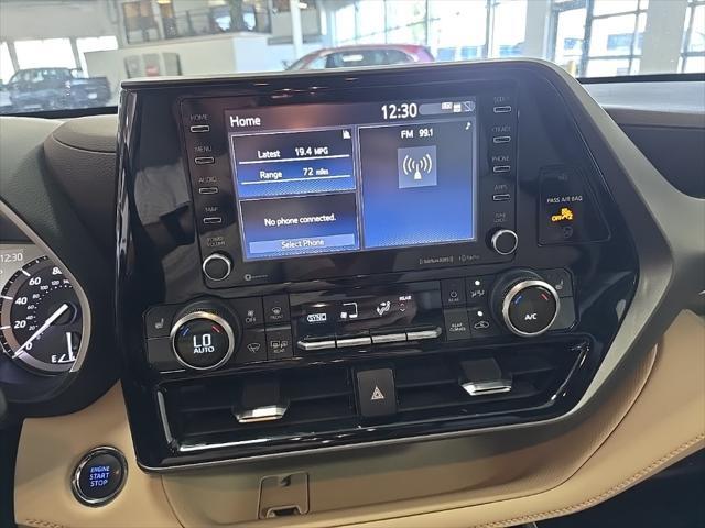 Photo of 2022 White Toyota Highlander