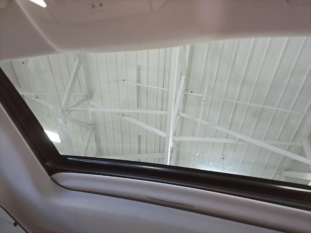 Photo of 2022 White Toyota Highlander
