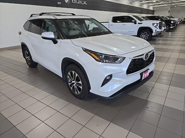 Photo of 2022 White Toyota Highlander