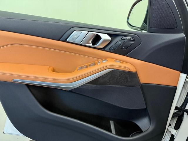 Photo of 2022 Mineral White Metallic BMW X7