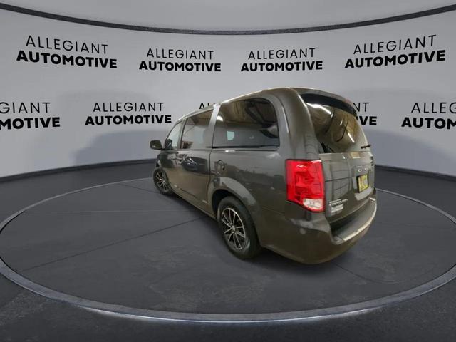 Photo of 2019 Granite Pearlcoat Dodge Grand Caravan