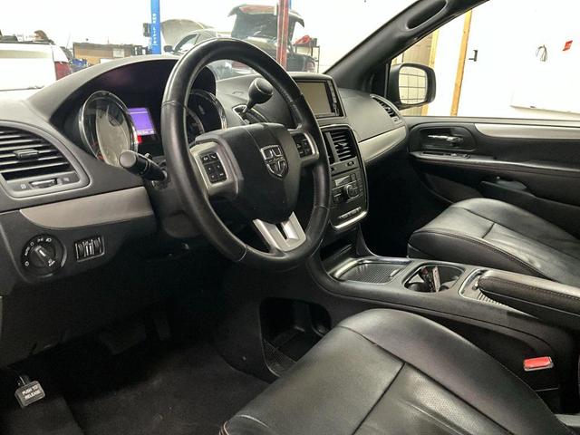 Photo of 2019 Granite Pearlcoat Dodge Grand Caravan