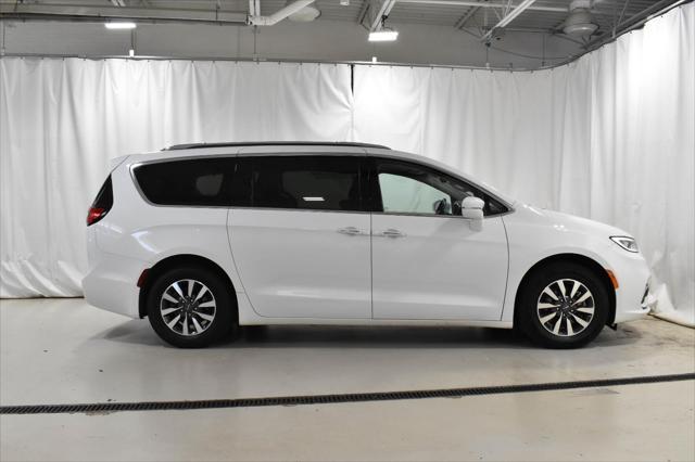 Photo of 2021 Bright White Clearcoat Chrysler Pacifica