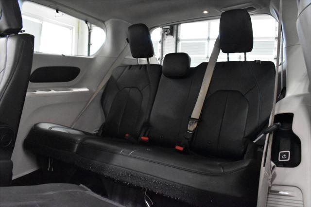 Photo of 2021 Bright White Clearcoat Chrysler Pacifica