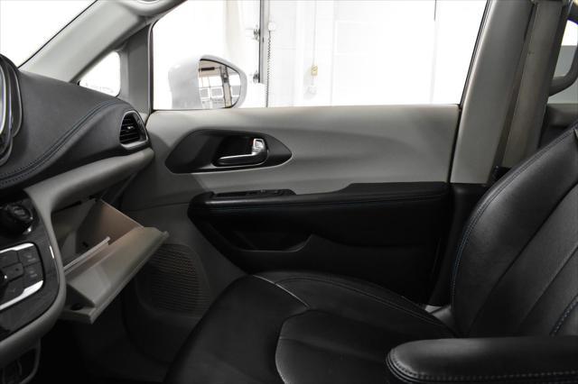 Photo of 2021 Bright White Clearcoat Chrysler Pacifica