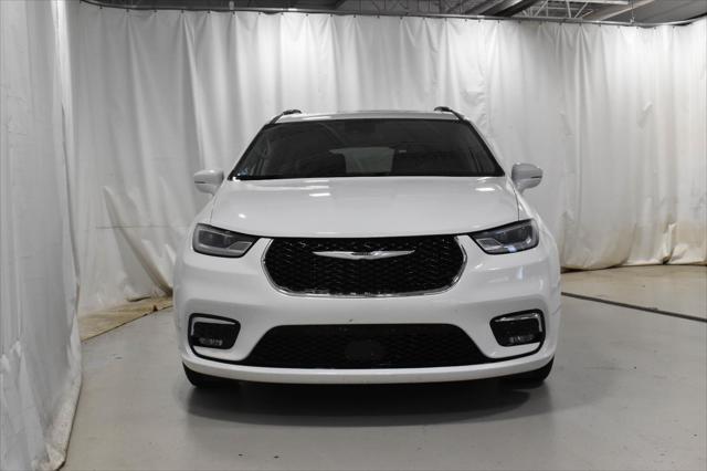 Photo of 2021 Bright White Clearcoat Chrysler Pacifica