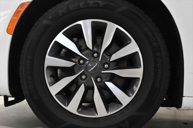 Photo of 2021 Bright White Clearcoat Chrysler Pacifica