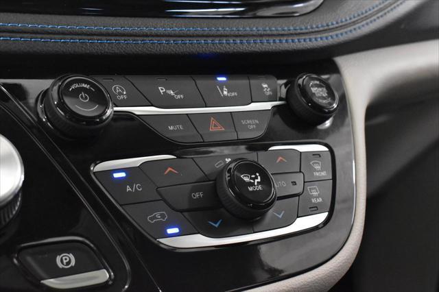 Photo of 2021 Bright White Clearcoat Chrysler Pacifica