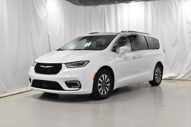 Photo of 2021 Bright White Clearcoat Chrysler Pacifica