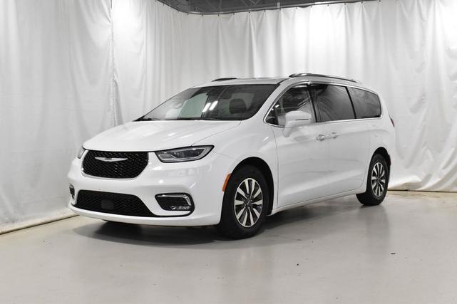 Photo of 2021 Bright White Clearcoat Chrysler Pacifica