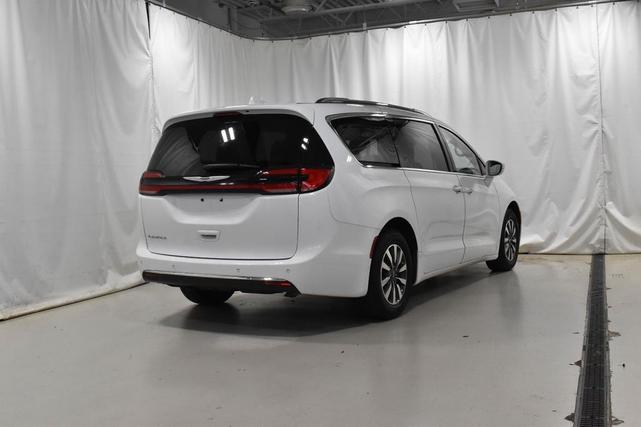 Photo of 2021 Bright White Clearcoat Chrysler Pacifica