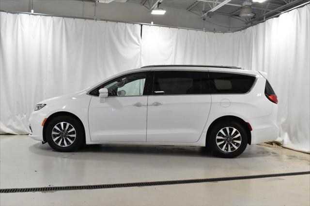 Photo of 2021 Bright White Clearcoat Chrysler Pacifica