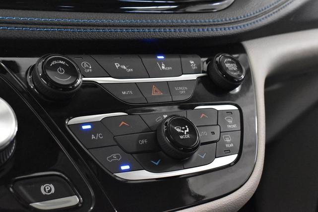 Photo of 2021 Bright White Clearcoat Chrysler Pacifica