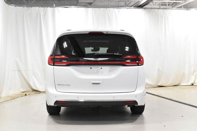 Photo of 2021 Bright White Clearcoat Chrysler Pacifica