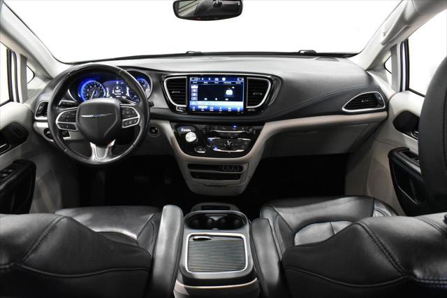 Photo of 2021 Bright White Clearcoat Chrysler Pacifica