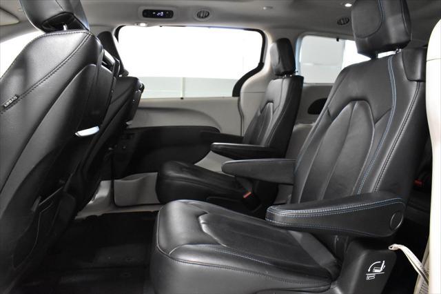 Photo of 2021 Bright White Clearcoat Chrysler Pacifica