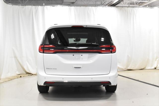 Photo of 2021 Bright White Clearcoat Chrysler Pacifica