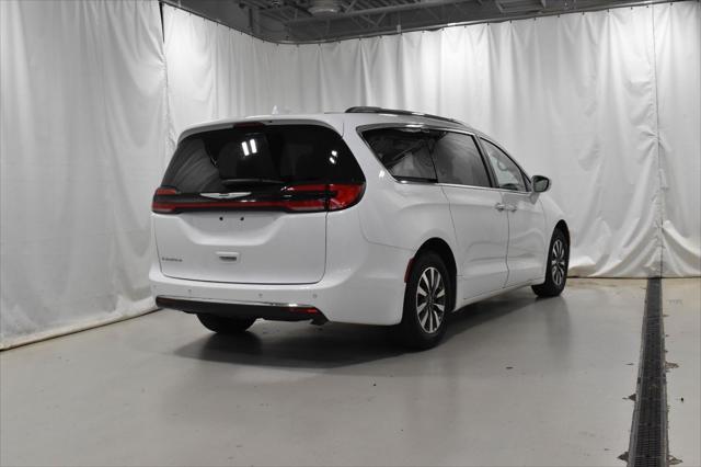 Photo of 2021 Bright White Clearcoat Chrysler Pacifica