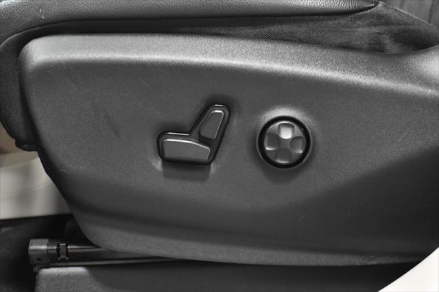 Photo of 2021 Bright White Clearcoat Chrysler Pacifica